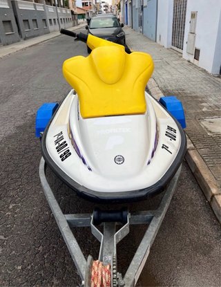 Moto de agua Sea-Doo SPX blanca y amarilla