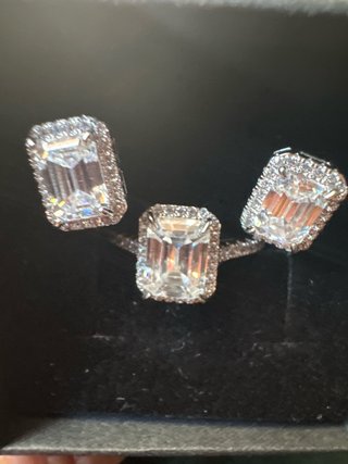Anillo y pendientes moissanita