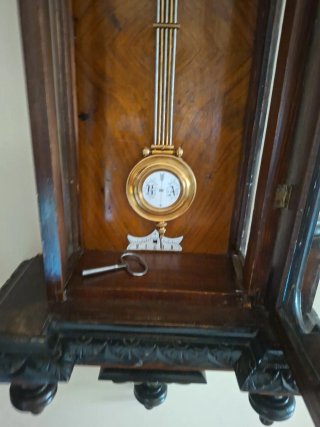 Reloj de pared antiguo de cuerda