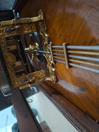 Reloj de pared antiguo de cuerda