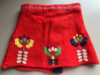 Falda roja infantil bordada