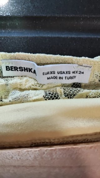 Top Bershka asimétrico encaje