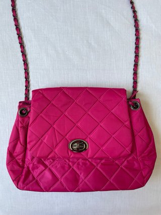 Borsa imbottita fucsia con catena stile Chanel