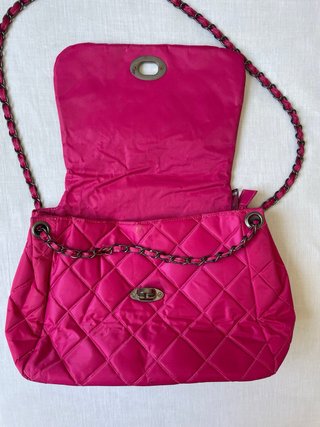 Borsa imbottita fucsia con catena stile Chanel