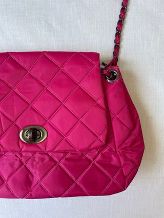 Borsa imbottita fucsia con catena stile Chanel