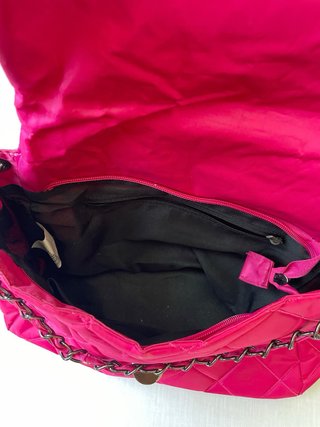Borsa imbottita fucsia con catena stile Chanel