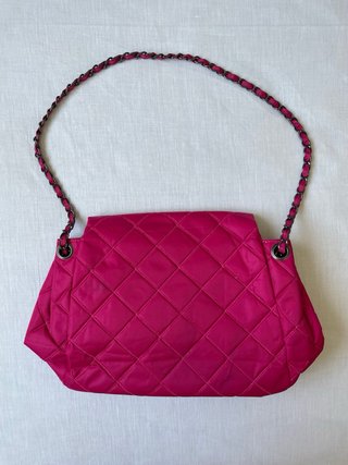 Borsa imbottita fucsia con catena stile Chanel