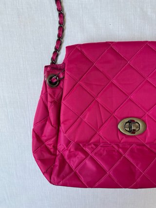 Borsa imbottita fucsia con catena stile Chanel