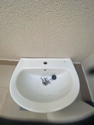 Lavabo de baño sin usar