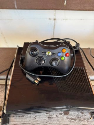 Xbox 360 Negra + Mando + 11 Juegos