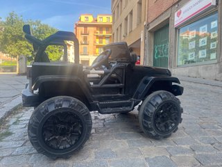 Coche teledirigido Jeep negro