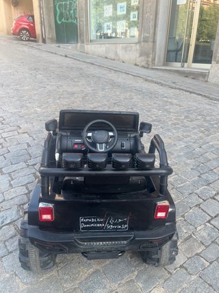 Coche teledirigido Jeep negro
