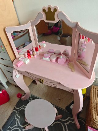 Tocador infantil de madera rosa