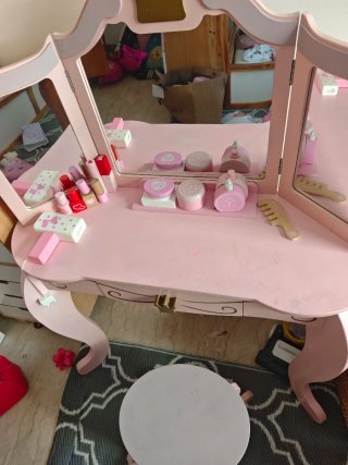 Tocador infantil de madera rosa