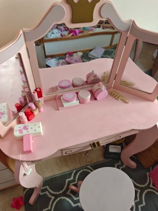 Tocador infantil de madera rosa