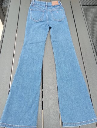 Pantalón vaquero flare con estrellas