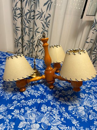 Lámpara de madera y tela