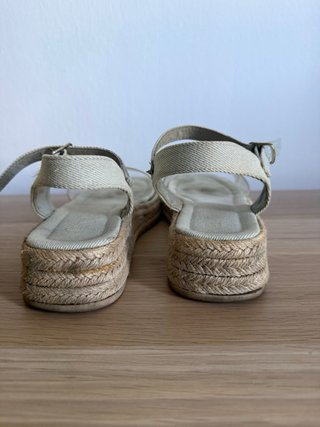 Sandalias Zara transparentes y vaqueras