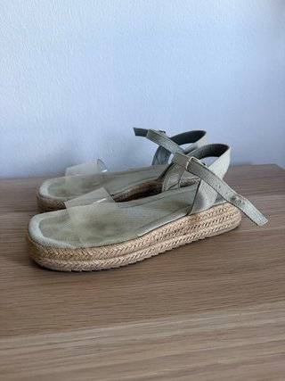 Sandalias Zara transparentes y vaqueras