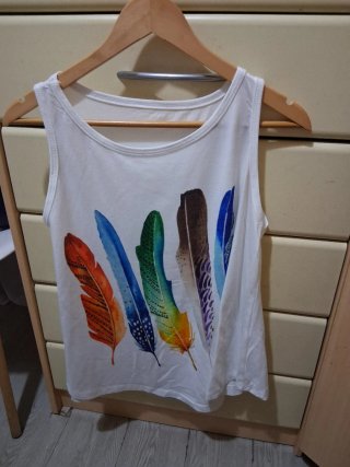 Camiseta sin mangas con plumas