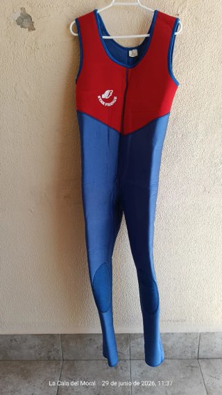 Traje de neopreno azul y rojo