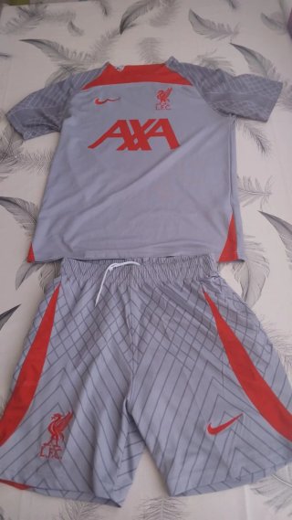 Conjunto deportivo Liverpool gris y rojo