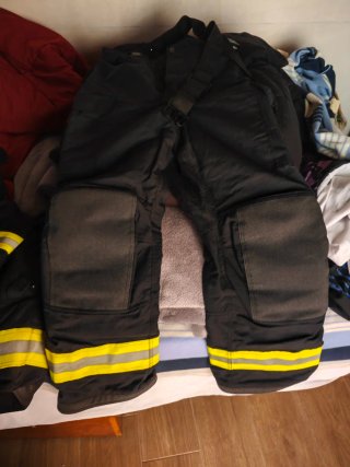 Traje de bombero negro con detalles amarillos