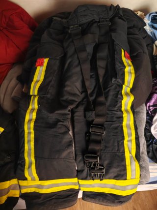 Traje de bombero negro con detalles amarillos