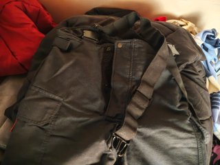 Traje de bombero negro con detalles amarillos
