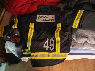 Traje de bombero negro con detalles amarillos