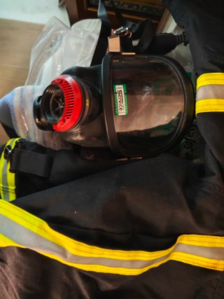 Traje de bombero negro con detalles amarillos