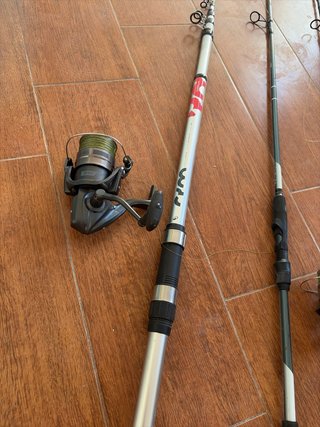 Lote de pesca: cañas, carretes y señuelos