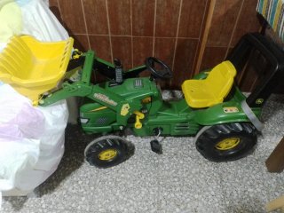Tractor John Deere con remolque para niños
