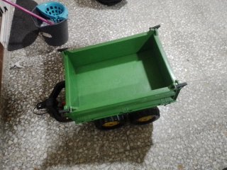 Tractor John Deere con remolque para niños