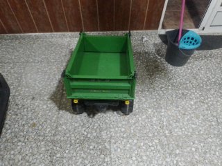 Tractor John Deere con remolque para niños