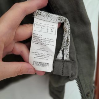 Chaqueta con tachuelas caki Pimkie