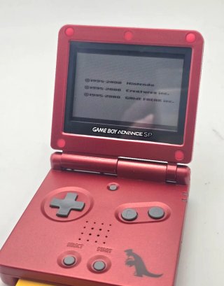 Game Boy Advance SP a tema Pokemon con Caricatore