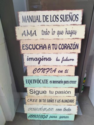 Decoración de pared con frases motivadoras