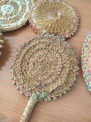 Abanicos de palma y sombrero de paja