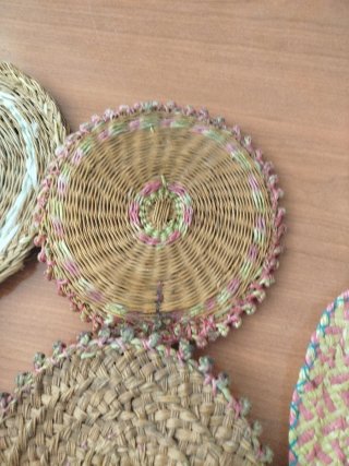 Abanicos de palma y sombrero de paja