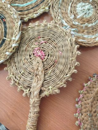 Abanicos de palma y sombrero de paja