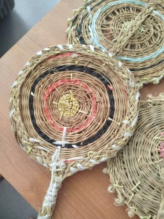 Abanicos de palma y sombrero de paja
