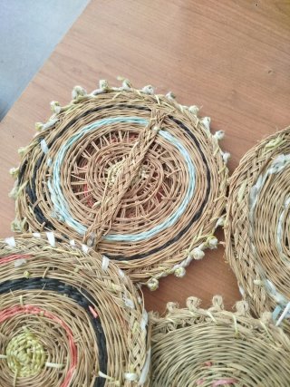 Abanicos de palma y sombrero de paja
