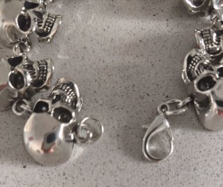 Pulsera de calaveras plateada
