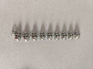Pulsera de calaveras plateada