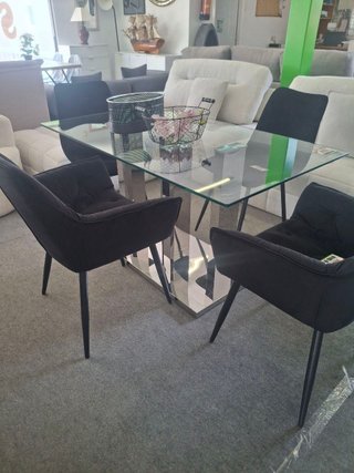 Mesa de cristal con patas pilares plateados
