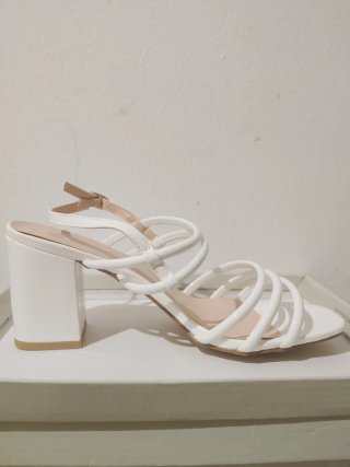 Sandalias de tacón Prisska blancas nuevas con caja