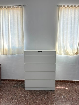 Cómoda blanca con espejo