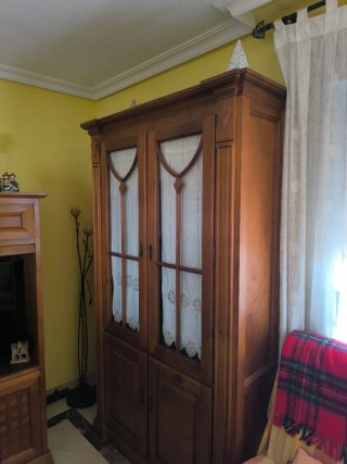 Vitrina de madera con puertas de cristal