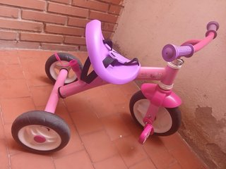 Triciclo rosa para niños, falta el palo